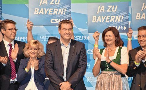 Demonstrative Geschlossenheit und zufriedenes Lächeln: CSU-Generalsekretär Markus Blume, seine Stellvertreterin Daniela Ludwig, CSU-Bezirksvorsitzende Ilse Aigner und Landtagsabgeordneter Otto Lederer (von links) applaudieren dem Ministerpräsidenten (Bildmitte) nach seinem Auftritt in Rosenheim.Fotos Schlecker