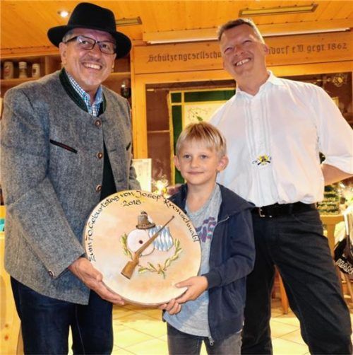 Der jüngste Teilnehmer zielte am besten: Emil Webersberger sicherte sich die von Josef Kronschnabl (links) gestiftete Scheibe, die er im Beisein von Schützenmeister Chrisian Edenhofer überreicht bekam.Foto re