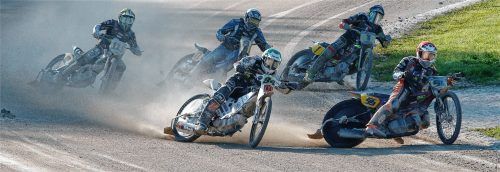 Der Moment der Entscheidung im Finale: Martin Smolinski (84) geht mit Dimitri Bergé (96) in die erste Kurve, Mathieu Trésarrieu (1) liegt mit Bernd Diener (8) und Théo Pijper (115) schon zurück.Fotos  stl/Ha