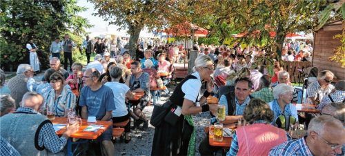 Der neustrukturierte Außenbereich war an allen drei Markttagen voll belegt. Genießen, sich treffen, ratschen, bummeln und einkaufen war die Devise. Fotos Baumann/Mischi