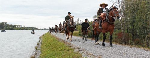 Der Plättennachbau wird wie in früheren Jahrhunderten von Pferden gezogen. Vorne weg der „Stangenreiter“.Foto stv
