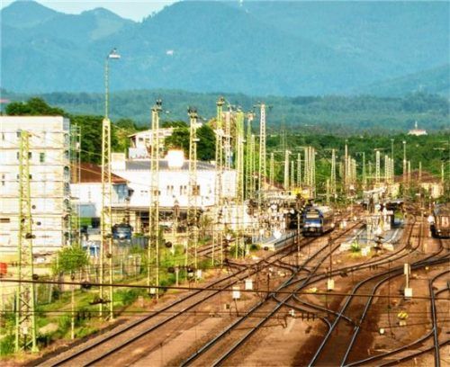 Der Rosenheimer Bahnhof ist ein Verkehrsknotenpunkt und wird auch von vielen Güterzügen angefahren. In Rosenheim gibt es noch etliche Stadtteile, in denen keine Schutzwände Bahnlärm von Siedlungsgebieten abhalten. Foto aez
