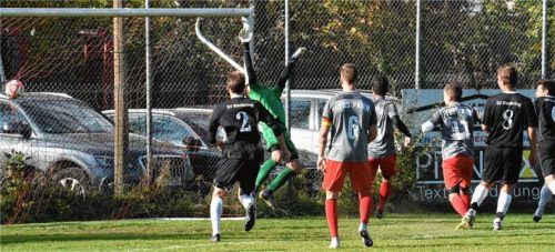 Der Treffer zum 2:0 für den SV Riedering durch Maxi Harter.Foto Hofmann