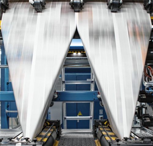 Der Trichter: Diese Vorrichtung schneidet und falzt die Papierstränge.Fotos Huber