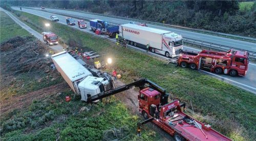Der verunglückte Sattelzug hatte einen Wildschutzzaun durchbrochen und war letztendlich auf der Seite liegengeblieben. Fotos FDL/Lamminger