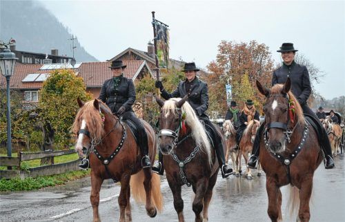 Die 173. Niederaudorfer Leonhardifahrt führten die Vorreiter mit der Niederaudorfer Standarte des heiligen Leonhard an.Fotos lotter