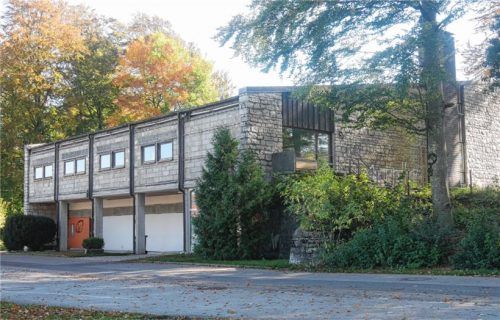 Sie ist marode und soll durch einen Neubau ersetzt werden: Die Turnhalle in Aschau.