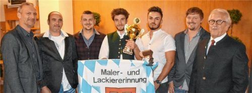 Die Besten und ihre Gratulanten: Lehrherr Norbert Kühnle, Obermeister Christian Leithner, Mihai Moldovan, Innungssieger Sebastian Marx, Erik Eder, der künftige Vorsitzende des Prüfungsausschusses Andreas Wiesböck und sein Vorgänger Franz Hable (von links). Foto Ruprecht