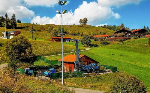 Die Bohrstelle am Hocheck in unmittelbarer Nachbarschaft zum Sessellift. Aktuell hat sich der Bohrkopf bereits in eine Tiefe von 120 Meter vorgearbeitet. Ziel der Geologen ist eine Tiefe von 400 Metern, die noch vor dem Wintereinbruch erreicht werden soll. Fotos stephan