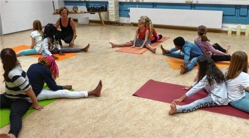 Die bunten Rastazöpfe der kleinen Nigerianerinnen kommen bei den deutschen Mädchen im „Kreativen Kindertanz“ beim TSC prima an. Der Tanzsportclub will zeigen, dass Waldkraiburg bunt ist und gegen den Stempel „AfD-Hochburg“ ein Zeichen setzen. Foto zin