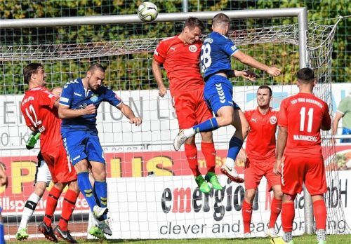 Die Führung für Pipinsried: Luis Grassow (28) war vor Georg Lenz am Ball und köpfte zum 1:0 für die Gäste ein. Fotos  Ziegler