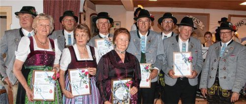 Die Geehrten beim Trachtenverein Immergrün Altenbeuern auf einen Blick.Foto re