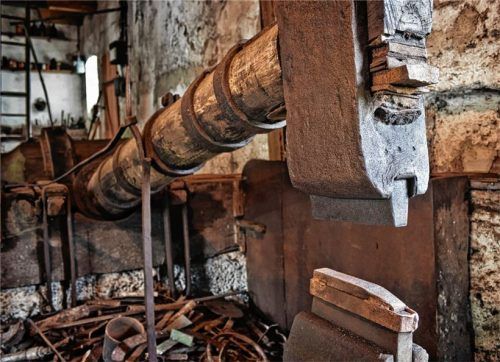 Die Hammerschmiede in Maximilian liegt am Maxloner Bach. Das hölzerne Wasserrad bewegt über Transmissionen Bohrschmaschinen, Drehbänke und etwa Schleifmaschinen. Zusätzlich kann man den großen schweren Hammer fürs Schmieden einschalten. Das metallene Wasserrad betreibt den Blasebalg für die Esse, erklärt Franz Genzinger auf Nachfrage der Zeitung.