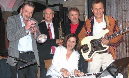 Die Jazzer und die Lady: Susi Weiss am Piano mit (von links) Richard Prechtl, Bernd Schmid, Siegfried Hofmann und Klaus Förg. Foto Auer
