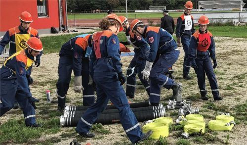 Die Jugendfeuerwehr Polling-Grünbach beim Aufbau eines schulmäßigen Löschangriffes.Foto  mam