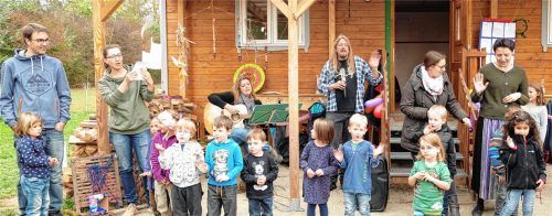 Neu in Kolbermoor: Seit September gibt es eine Naturgruppe, die den ganzen Tag im Freien verbringt. Sie wird vom „Haus für Kinder“ angeboten; hier bei der Eröffnungsfeier im Herbst.Foto archiv hoffmann