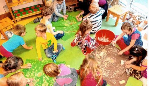 Die Kinder haben Getreide angebaut – und verarbeiten es schließlich auch.