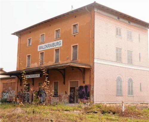 Die kinderbetreuende Einrichtung am alten Bahnhof kann aufgrund des Abstandsgutachtens zur Seveso-III-Richtlinie nicht realisiert werden. Die CSU-Fraktion schlägt deshalb vor, den Bahnhof und das Umfeld für das geplante Forschungszentrum zur Verfügung zu stellen. Foto  hg
