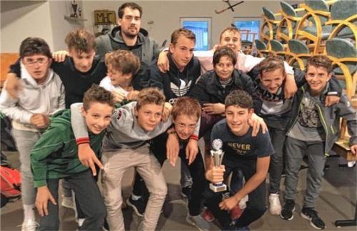 Die männliche Jugend B mit dem erkämpften Pokal und Trainer Georg Marx.