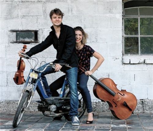 Die nächste Well-Generation: Maria (Cello) und Matthias (Geige) Well. Foto Hans-Peter Hösl