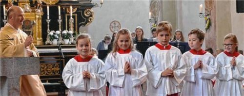 Die neuen Ministranten wurden im Kirchweihgottesdienst von Pater Walter Kirchmann, den Oberministranten und Ministranten-Betreuerin Helga Manstetter in ihren Dienst aufgenommen: Miriam Huber (von links), Johanna Hintereder, David Kreil, Markus Kreil und Marie Stadler.Foto  bac