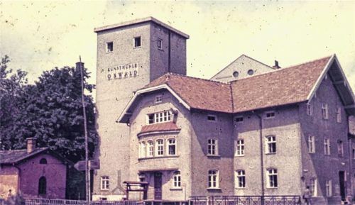Die Oswaldmühle in der Kufsteiner Straße stand viele Jahre leer – das Foto stammt aus den 60er-Jahren. Inzwischen hat sich die Situation geändert. Neben der Volksbank Raiffeisenbank steht dort ein moderner Bau mit einem Café, das auch Freiluftplätze bietet. Foto Stadtarchiv Rosenheim