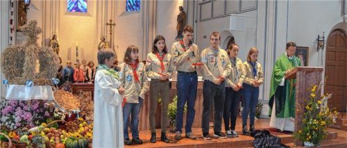 Die Pfadfinder brachten sich in Heilige Dreifaltigkeit mit Fürbitten ein, hier mit Pastoralreferentin Monika Langer (links) und Pfarrer Maurus Scheurenbrand (rechts).Fotos Sedlbauer