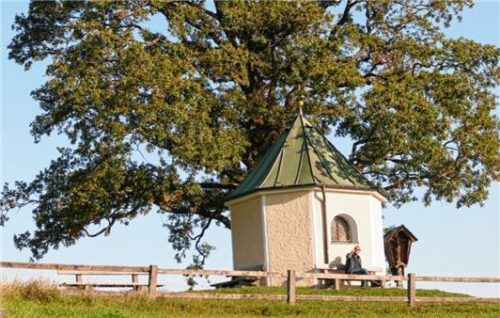 Die sehr beliebte Aussichtskapelle oberhalb Törwangs mit Wetterkreuz.