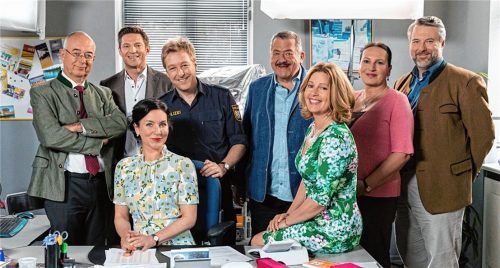 Die Stars der 18. Staffel „Die Rosenheim-Cops“: (Von links): Gert Achtziger (Alexander Duda), Sven Hansen (Igor Jeftic), Miriam Stockl (Marisa Burger), Michael Mohr (Max Müller), Korbinian Hofer (Joseph Hannesschläger), Marie Hofer (Karin Thaler), Marianne Grasegger (Ursula Maria Burkhart), Anton Stadler (Dieter Fischer). Foto ZDF und Bojan Ritan
