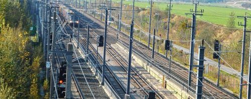 Die Verknüpfungsstelle in Stans/Tirol. Sie ist seit 2012 in Betrieb. Außen je ein Gleis der Bestandsstrecke, in der Mitte die beiden Gleise der Neubaustrecke. In der Verlängerung sieht man die Weichen, dort können die Züge von der einen auf die andere Strecke wechseln. Rund 30 Meter beträgt der Platzbedarf in der Breite.Foto  knothe
