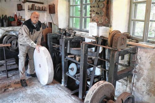 Die Vorbereitungen für den Energie-Nachmittag in Kraiburg am morgigen Sonntag sind getroffen, wie hier Rudi Ramisch, der Transmissionen und Schleifsteine der Schusterschleif auf Vordermann bringt.Foto rgr