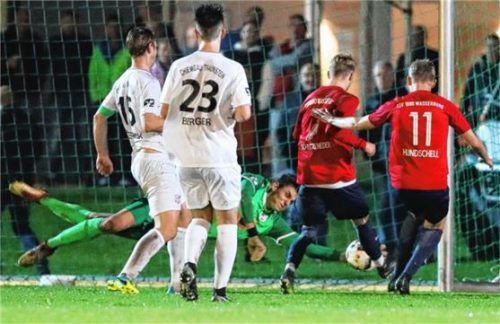 Diesen Schuss des zweifachen Torschützen Scheitzeneder konnte Keeper Richter stark parieren. Foto  Butzhammer