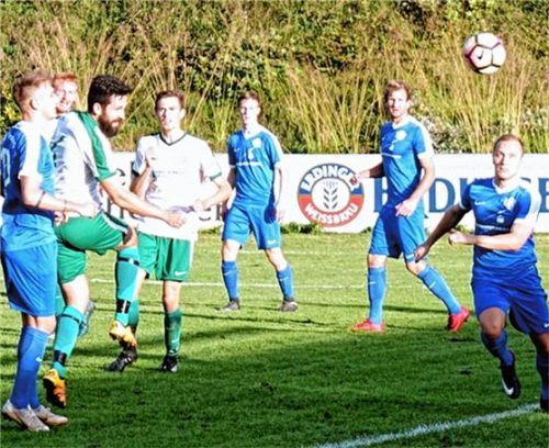 Dieser Kopfball von Christian Bauer (Zweiter von links) landete im Freilassinger Tor zum 1:0-Siegtreffer. Foto  Semerad