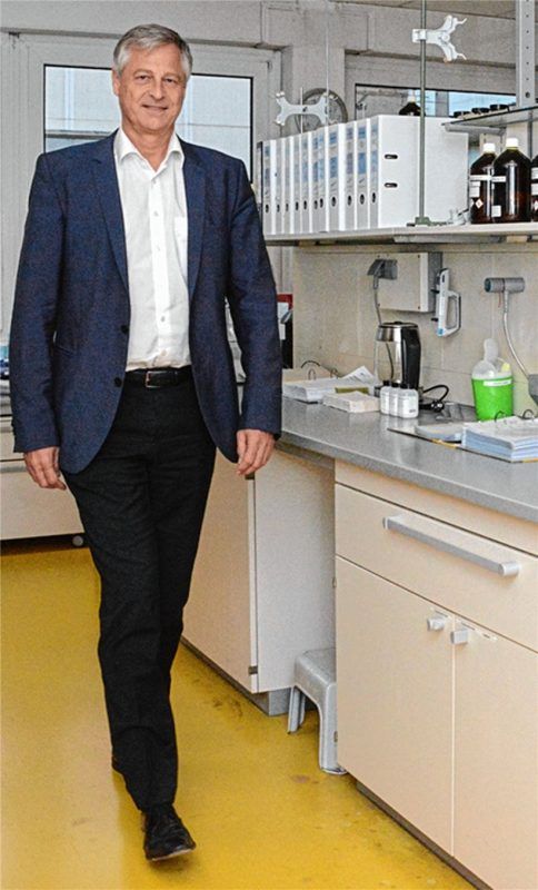 Dr. Oliver Bolzern, Hauptgeschäftsführer von Pharmazell, im Labor.Fotos  ammelburger