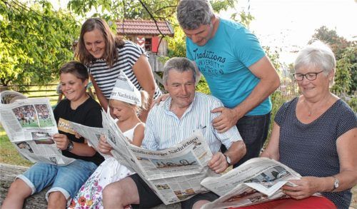 Drei Generationen – eine Zeitung: Die Familie Hintereder aus Holzhausen liest täglich die Waldkraiburger Nachrichten. Von 6 bis 7 Uhr gehört die Heimatzeitung Wolfgang und Martina (im Bild hinten) und den Kindern Benedikt und Magdalena. Das Nesthäkchen bringt die Zeitung – gegen ein Butterbrot – anschließend zu Oma Hildegard und Opa Franz, die in einem sehr schnuckeligen Zuhäusl auf dem schönen Bauernhof leben.Fotos kla