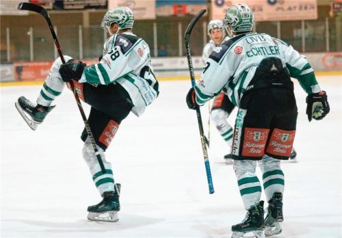 Durfte gestern Abend gleich über zwei Tore jubeln: Starbulls-Neuzugang Tom Pauker (links). Foto  Pfrogne