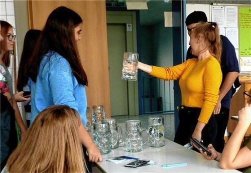 Echt bayerischer Höhepunkt beim Oktoberfest in der Diesel-Mittelschule: das Masskrugstemmen, wo das angeblich schwache Geschlecht seine Stärken zeigte.Foto
