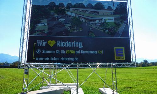 Edeka hat in der entscheidenden Stichfrage mit 195 Stimmen die Nase vorn vor Mitbewerber Rewe. Ein Knackpunkt sind die Wohnungen auf dem Dach von Edeka, dort soll „bezahlbarer Wohnraum“ entstehen, so Michael Zauner, Regionialleiter Edeka Südbayern. Im Ort kursieren allerdings Gerüchte, dass Luxuswohnungen mit Traumblick entstehen werden.Foto  knothe