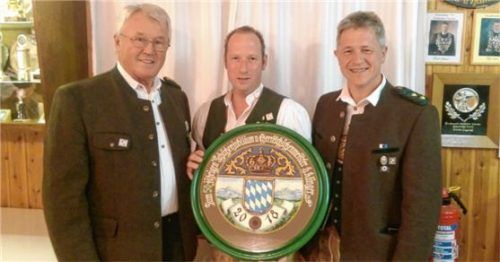 Ehrenschützenmeister Helmut Klinger (links) gratuliert Sebastian Voracek, Gewinner des Pokals und der Ehrenscheibe (Mitte). Mit ihm freut sich der Zweite Schützenmeister Hermann Dodl (rechts).Foto  re