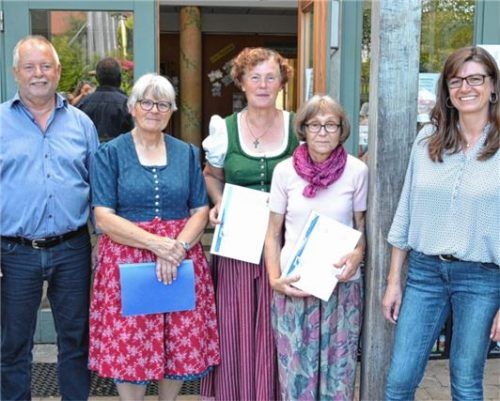 Ehrung fürs Ehrenamt: Bürgermeister Sebastian Forstner, Rita Luckabauer, Anna Maier, Margarete Schlaipfer und Petra Maier (von links).Fotos Niessen
