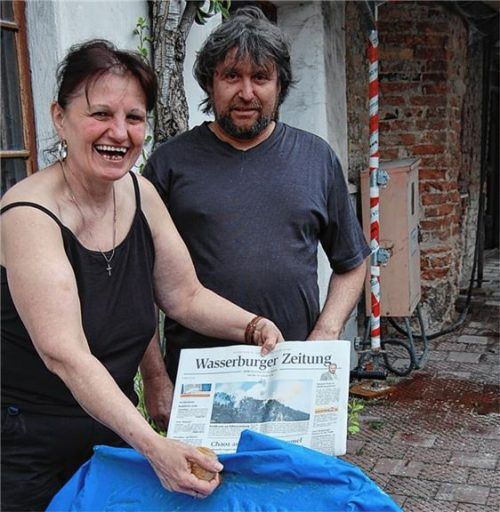 Eigenbau: Damit die Zeitungen nicht nass werden, haben Christa und Heini Divis ihren Radhänger modifiziert. Foto  Vonau