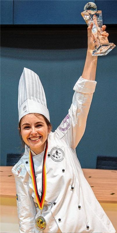 Ein Augenblick fürs Leben: Tamara Seidenglanz mit Pokal, Medaille und einem Strahlen im Gesicht.