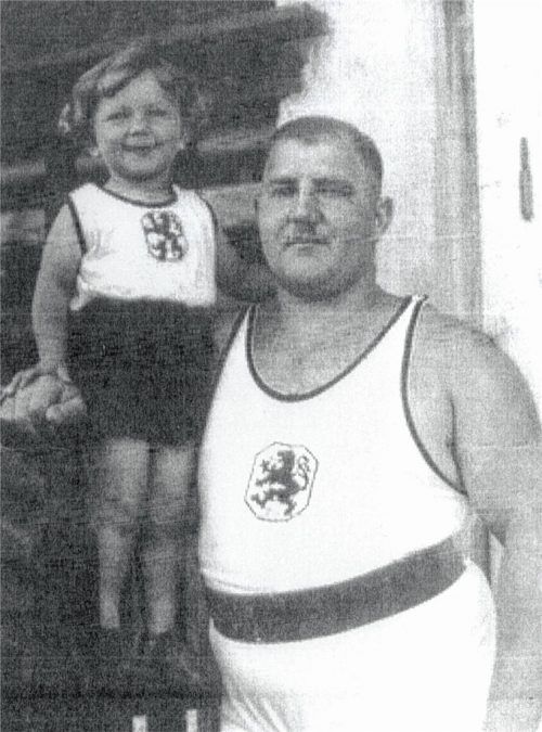 Ein Dreizentner-Mann, der 1928 in Amsterdam olympisches Gold errang: Sepp Straßberger (hier stolz mit seiner Tochter Frieda). „Ja, an Straßberger sei Kraft tät ma braucha!“ Fotos Albert Köbler Prien