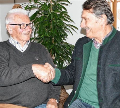 Ein Geburtstagsjubilar, der stets auf Ehrlichkeit setzt: Eduard Schuster (links) feierte seinen 90. Geburtstag. Dazu gratulierte auch Bürgermeister Dr. Herbert Heiml.Foto bac