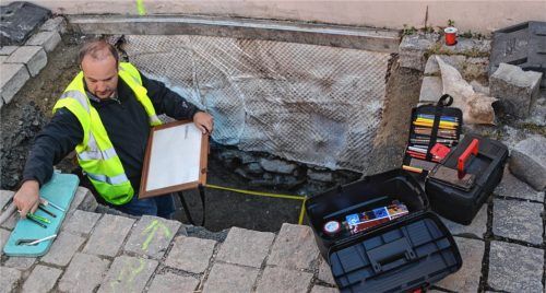 Ein gutes Auge und eine ruhige Hand braucht Maciej Bobrek bei seiner Arbeit: Er sieht sich das Fundament des Mittertors Schicht für Schicht, Stein für Stein genau an und überträgt die Details zeichnerisch in ein Raster.