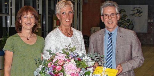 Ein Lebwohl mit Blumen: Schulleiter Helmut Wittmann und Geschäftsführerin des Fördervereins, Regina Bernauer (links), verabschiedeten Margit Roller, die 27 Jahre ununterbrochen am Gymnasium ehrenamtlich tätig war, ob als Mitglied oder Vorsitzende des Elternbeirats oder des Fördervereins. „Sie hatte bei allen Entscheidungen immer das Wohl der gesamten Schule im Blick“, so Wittmann.Foto re