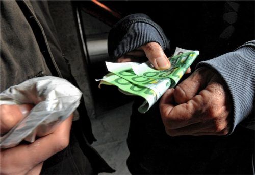 Ein Mann verkauft auf der Straße Drogen: Auch der brutalen Auseinandersetzung zwischen fünf jungen Männern im Februar sind Drogengeschäfte vorausgegangen. Foto dpa/Frank Leonhardt