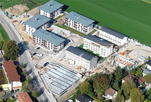 Ein neues Wohnquartier im Norden der Stadt: das Mitterfeld West. Links oben die vier Häuser der GRWS, darunter die ersten drei Gebäude des Bauträgers P + S. Foto Schellmoser