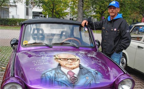 Ein spezieller Hingucker am Tag der Deutschen Einheit: der Trabi mit Honecker-Konterfei in Udo-Lindenberg-Jacke, den Marcel in der Au aus Bad Abbach nach Waldkraiburg mitbrachte.