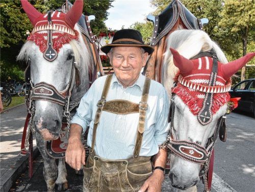 Ein tolles Gespann: Isidor Niedermair und zwei seiner Pferde. Die Tiere ziehen schon seit Jahren den Festwagen der Flötzinger-Brauerei. Foto Schlecker
